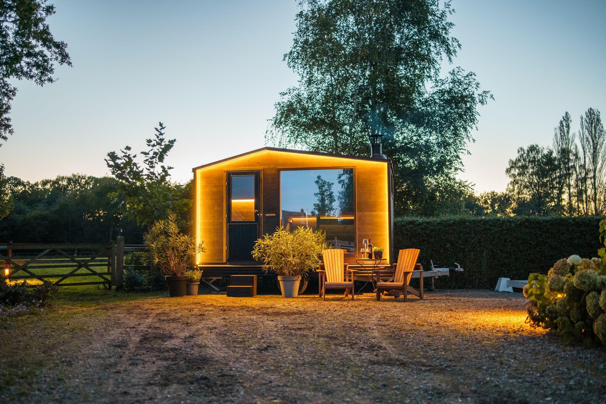 Oavsett om du väljer vedeldat eller elektriskt aggregat är elen redan helt kopplad och installerad vid leverans. Det enda du behöver göra är att koppla medföljande trefas-kabel (10 m lång) till din strömförsörjning.