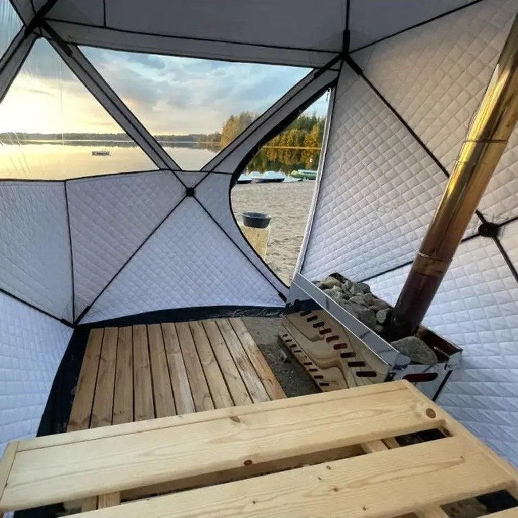 Insidan av bastutält Q10 XL MV med vedeldad kamin, bänk och utsikt över sjön