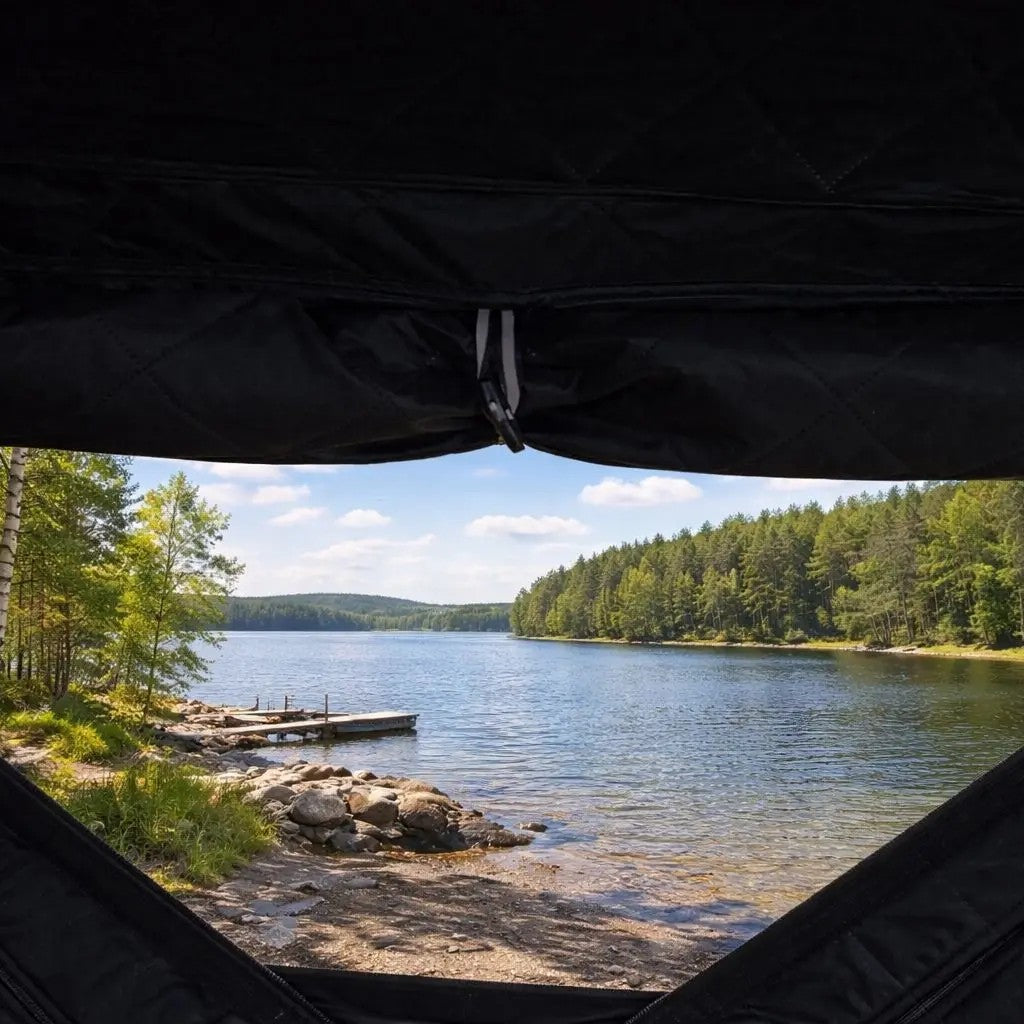 Utsikt över sjön genom fönstret inifrån Cube-bastutältet