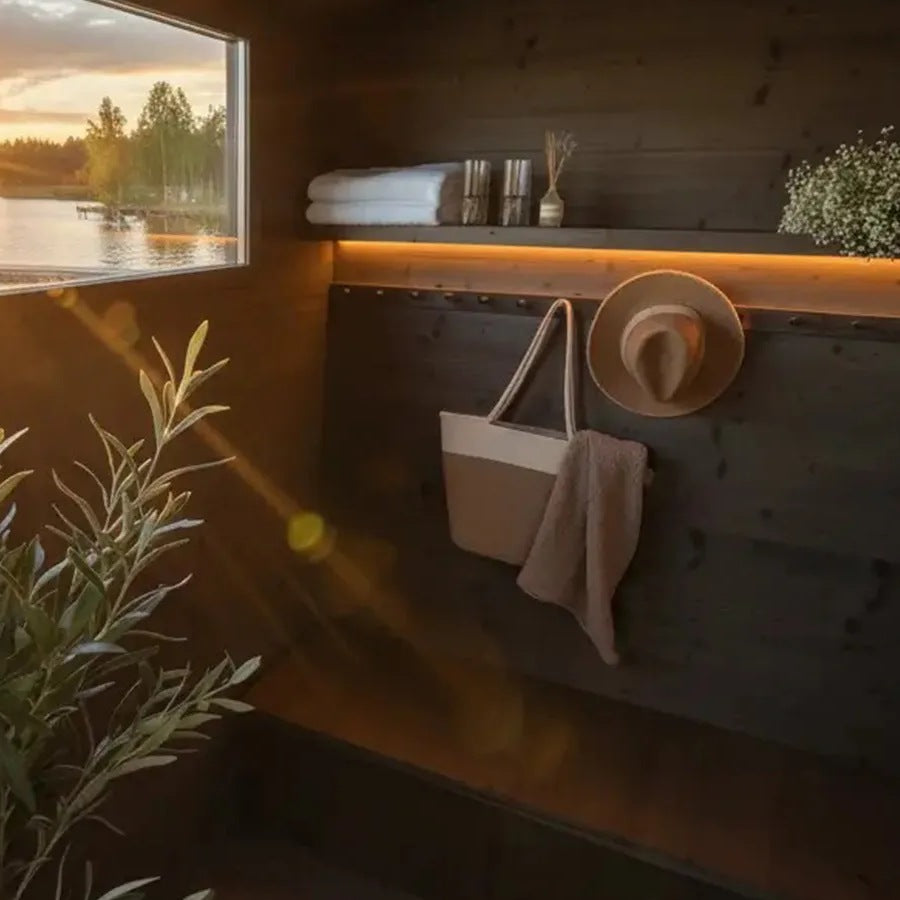 Förrummet i Lapelland Medium Plus med krokar, hylla och fönster mot vattnet
