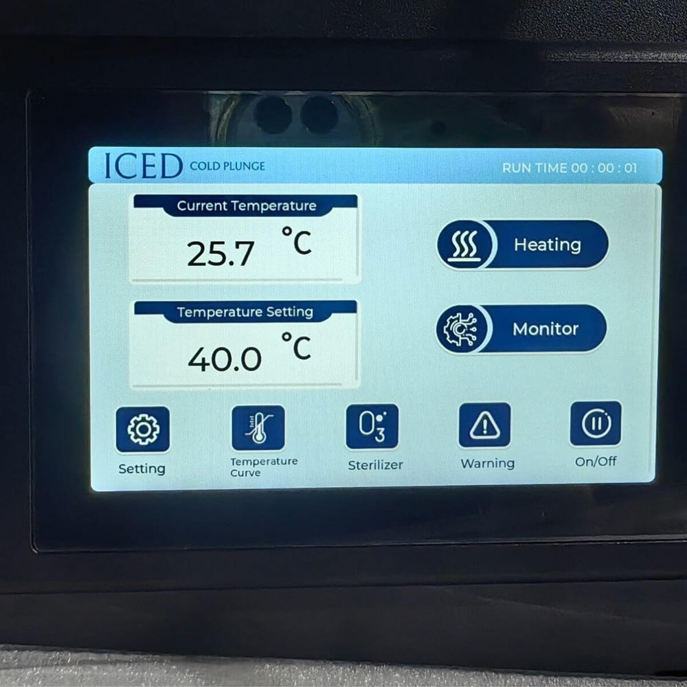 Displayen på Iced Cold Plunge visar aktuell och inställd vattentemperatur
