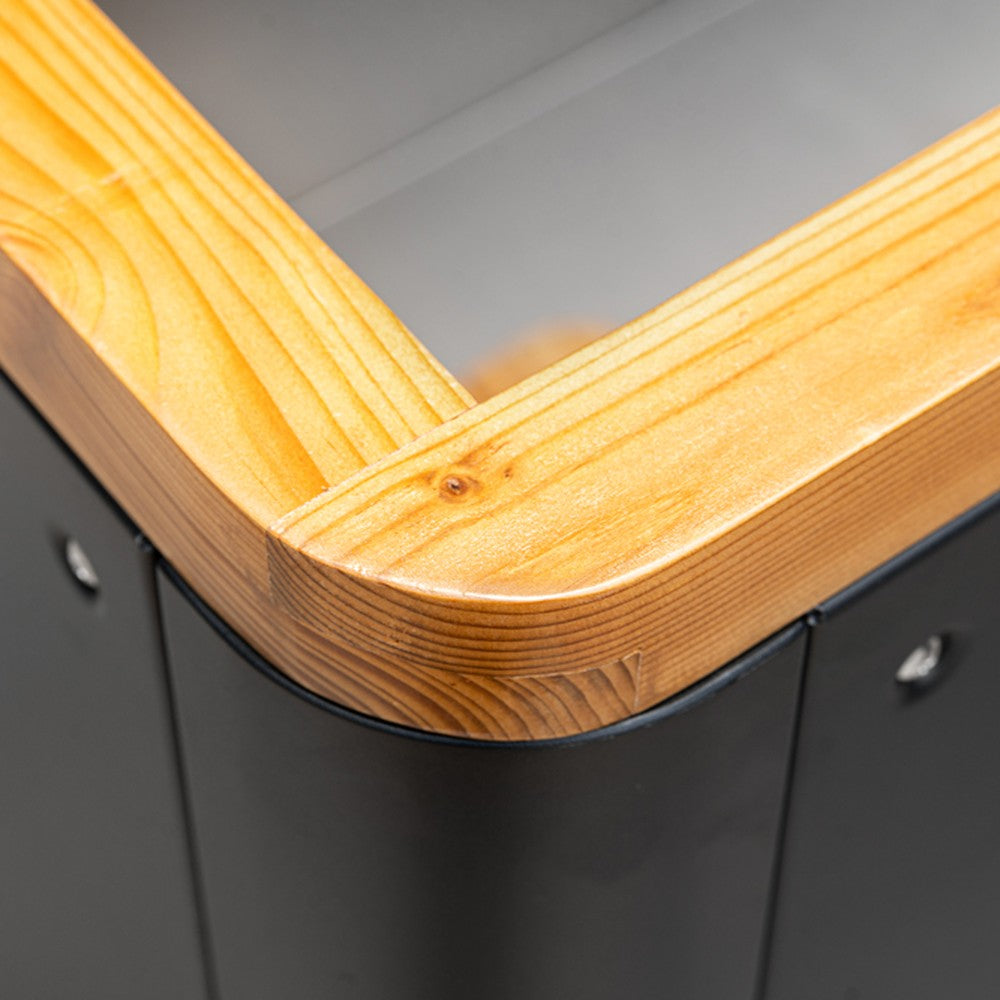Narbild pa den rundade horn kanten i thermowood pa Iced Cold Plunge