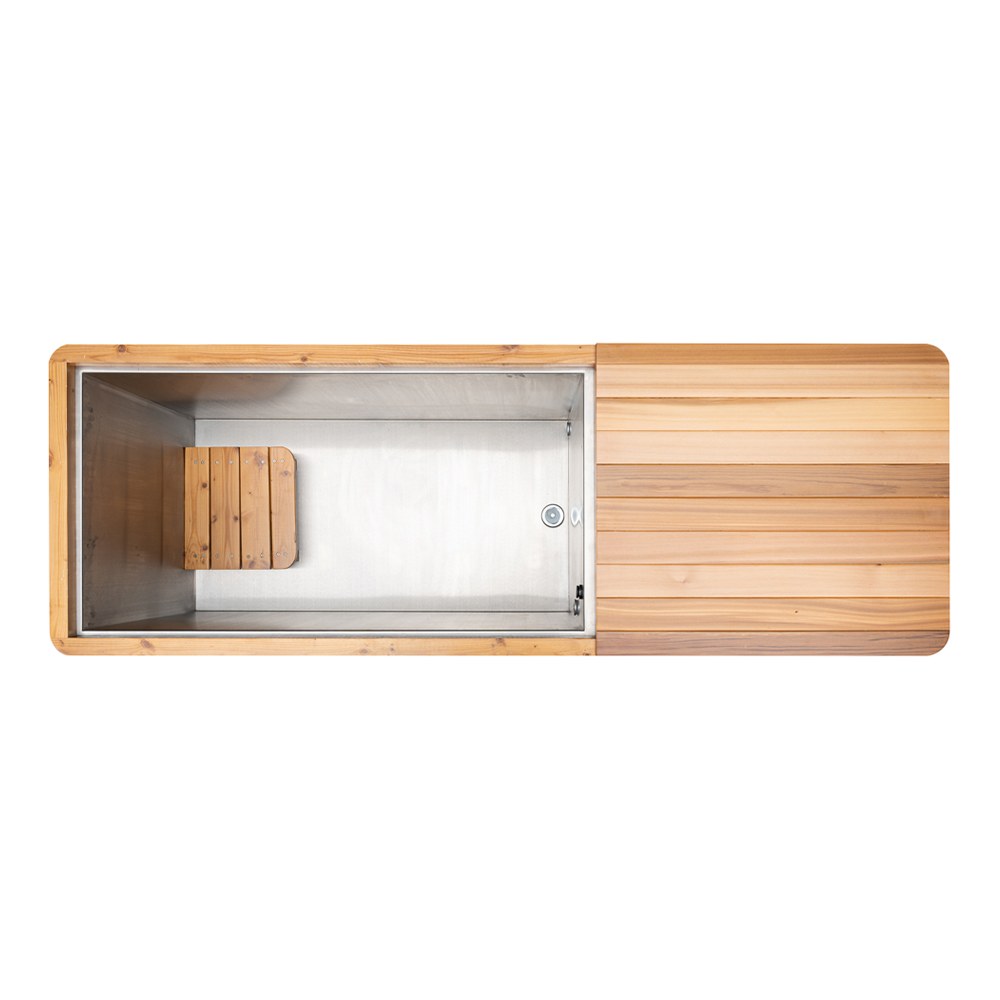 Iced Cold Plunge ovanifran med det isolerade locket halvvags oppet