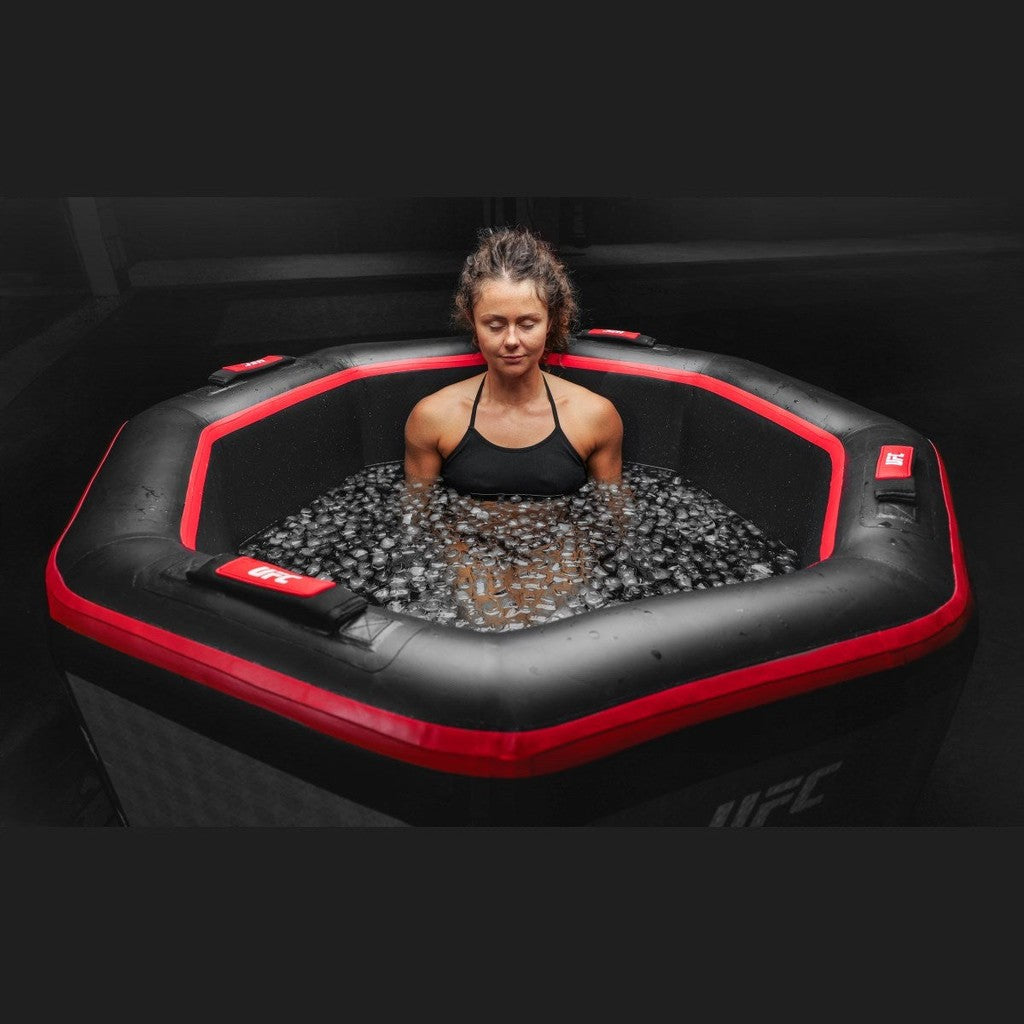 Kvinna som isbadar i NetSpa UFC IceBath Octagon fylld med is