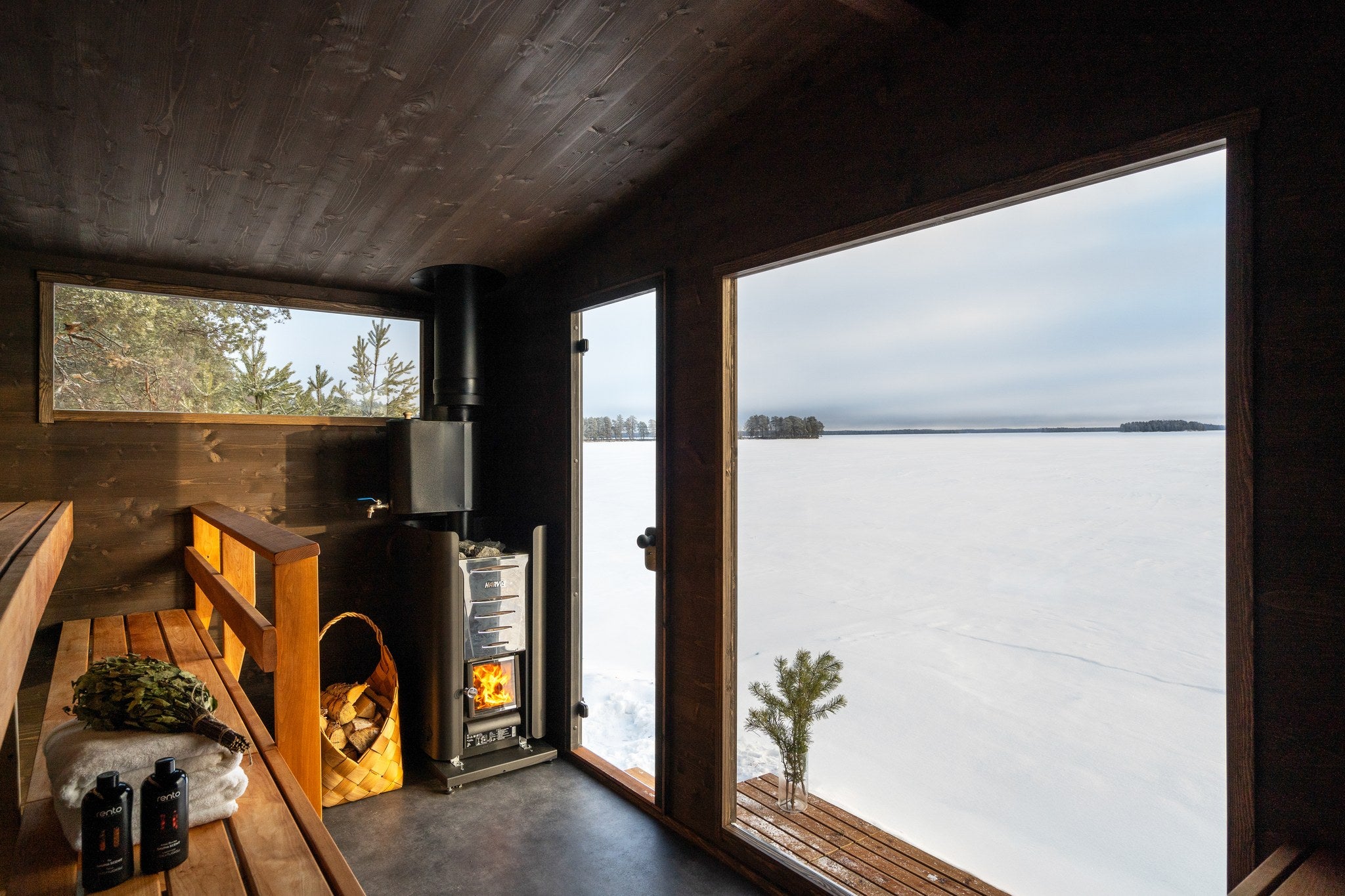 Basturummet i Lapelland Large med lavar, vedkamin och panoramafönster mot sjön