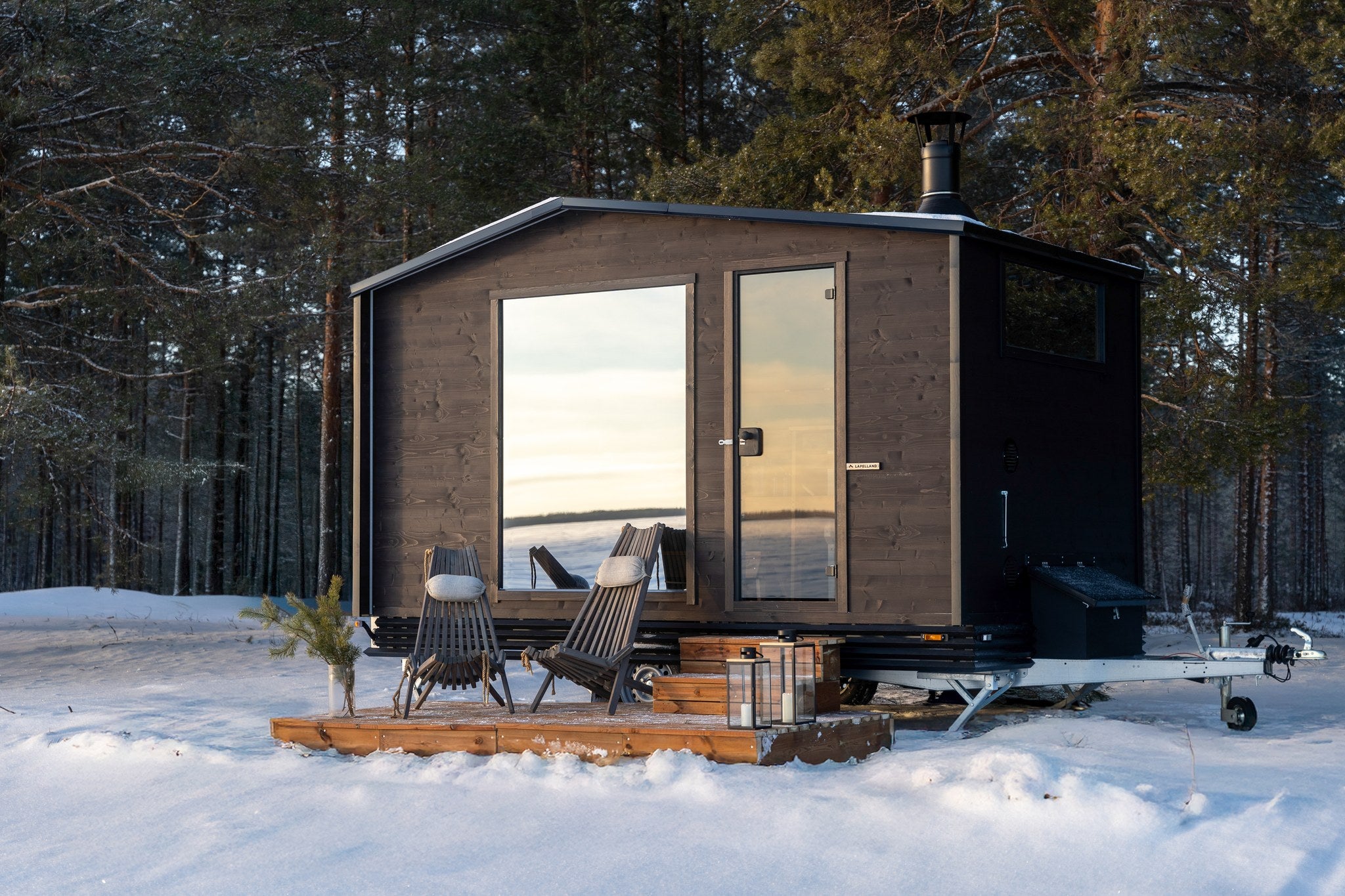 Lapelland Large bastuvagn i vinterlandskap med altan, stolar och panoramafönster