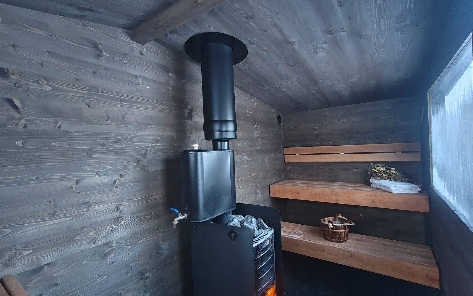Lapelland Small utan förrum Harvia Linear 18 vedeldad kamin