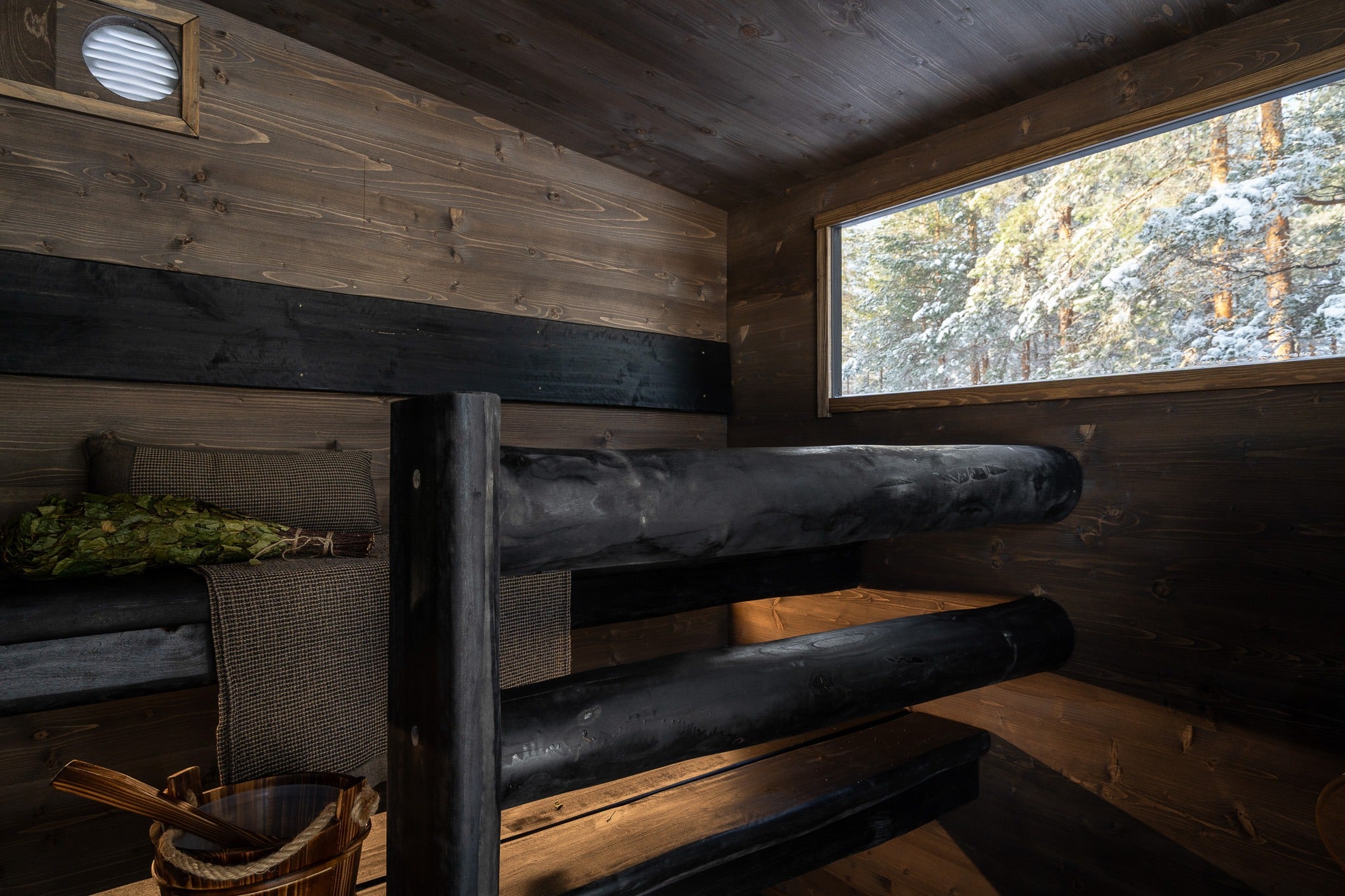 Handsnidade lavar i asp och panoramafönster i bastun i Lapelland Sauna XL