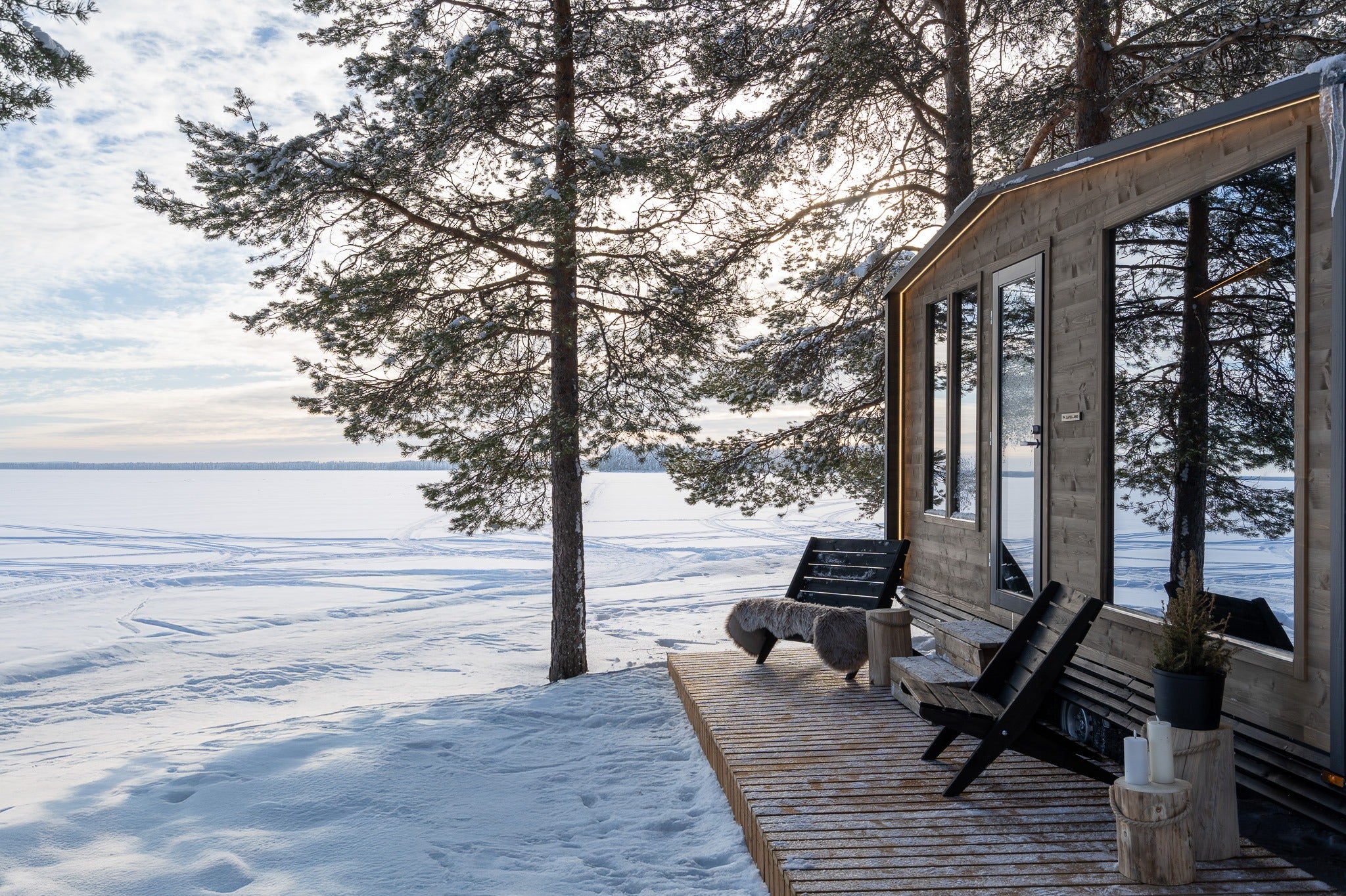 Lapelland Sauna XL bastuvagn med utsikt över sjön om vintern