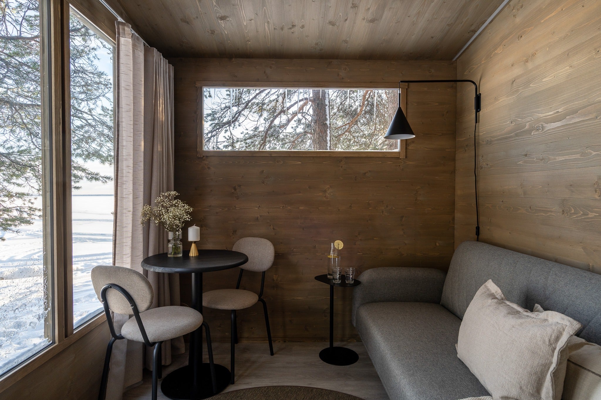 Soffa och fönster i loungen i Lapelland Sauna XL