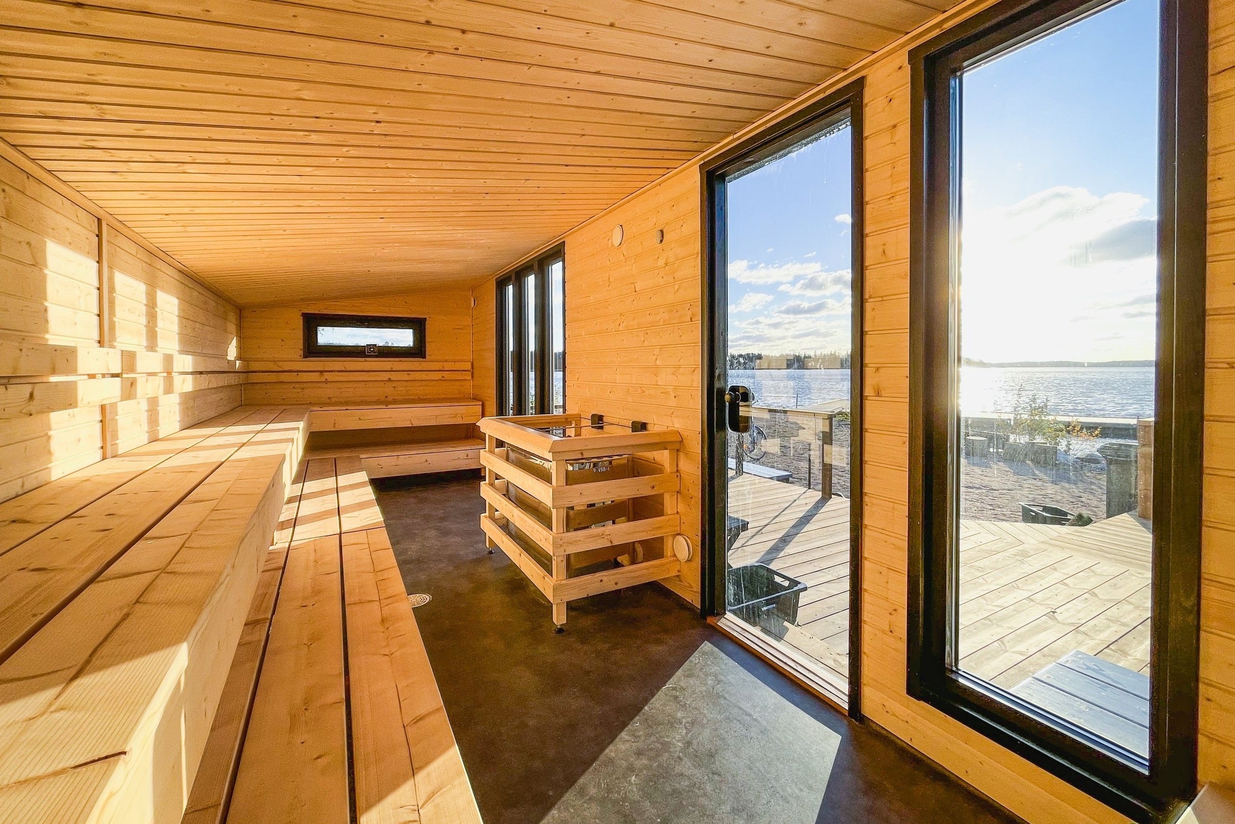 Basturummet i Lapelland Sauna XXL med elaggregat och lavar i två nivåer