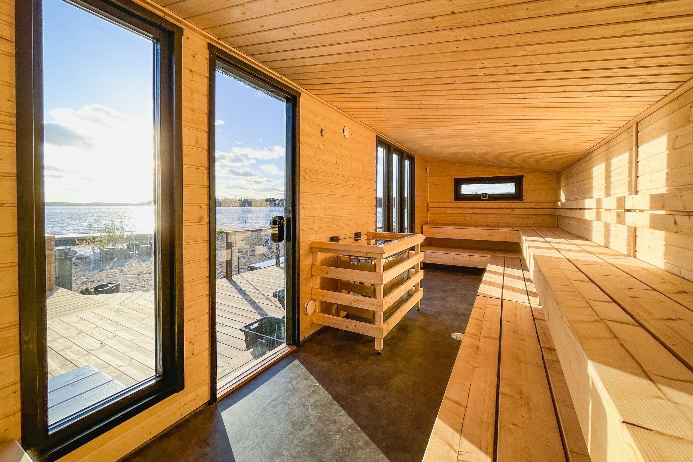 Basturummet i Lapelland Sauna XXL med lavar i två nivåer och panoramafönster