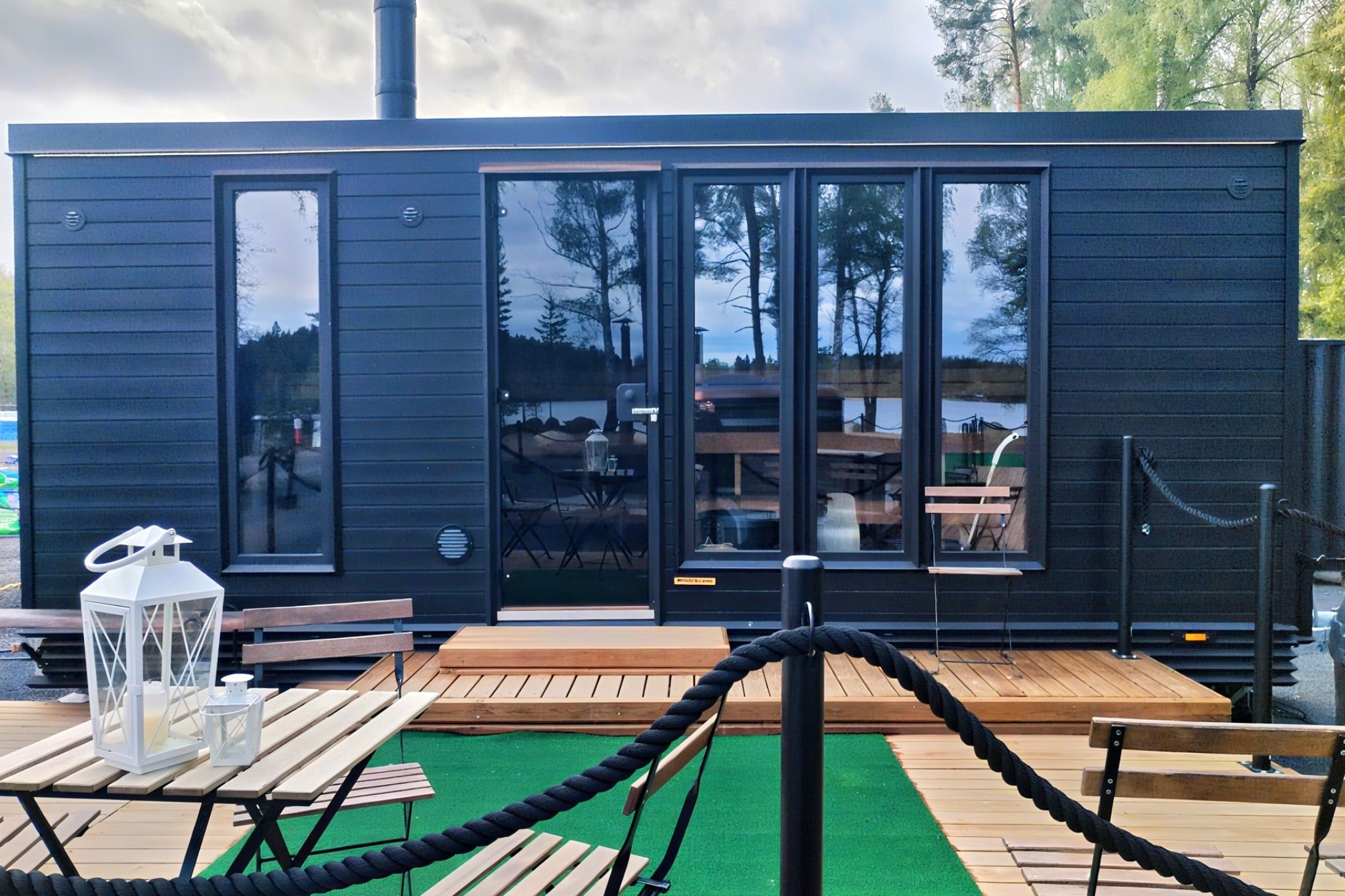 Lapelland Sauna XXL bastuvagn på stor altan med utemöbler