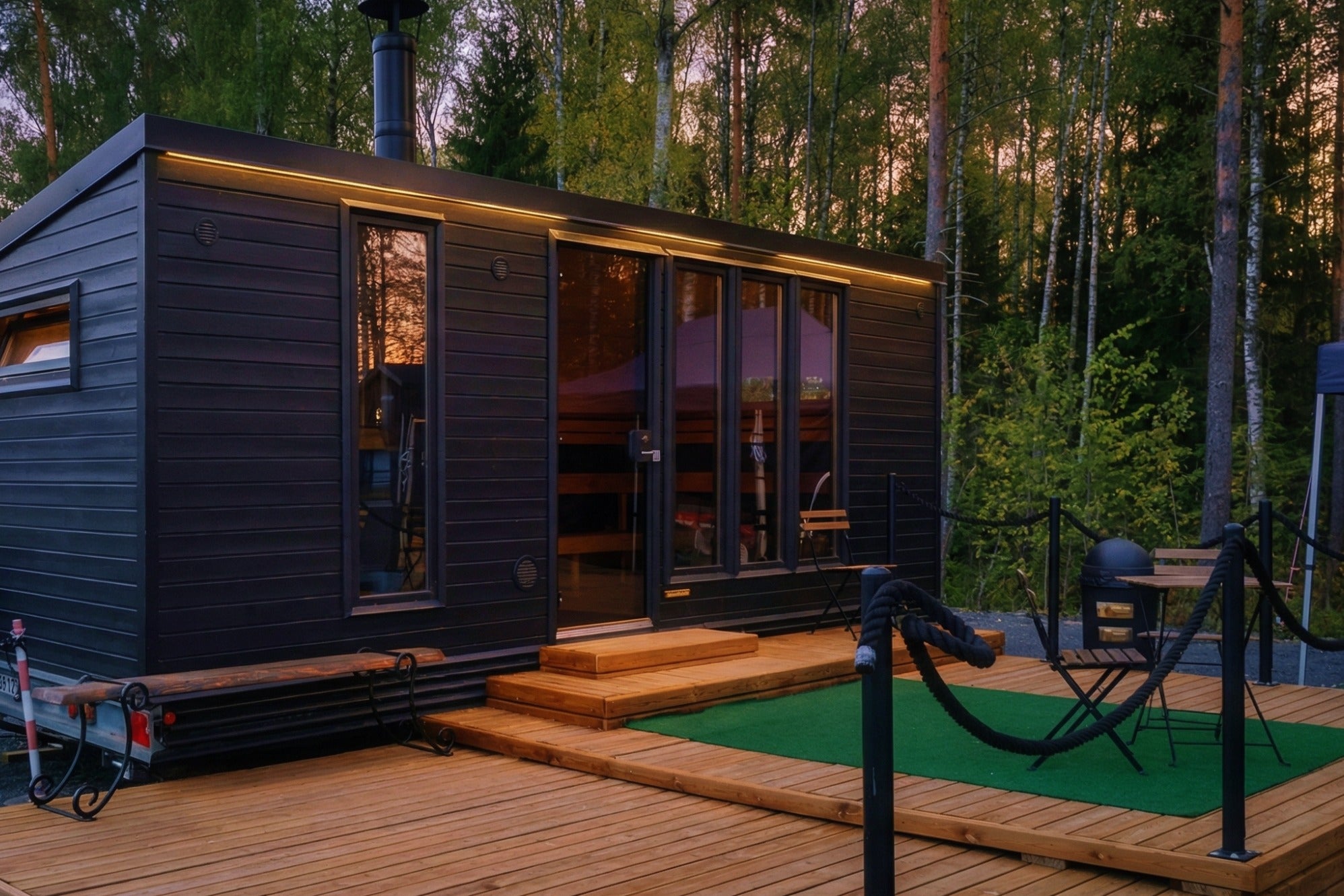 Lapelland Sauna XXL bastuvagn i skogsmiljö med altan