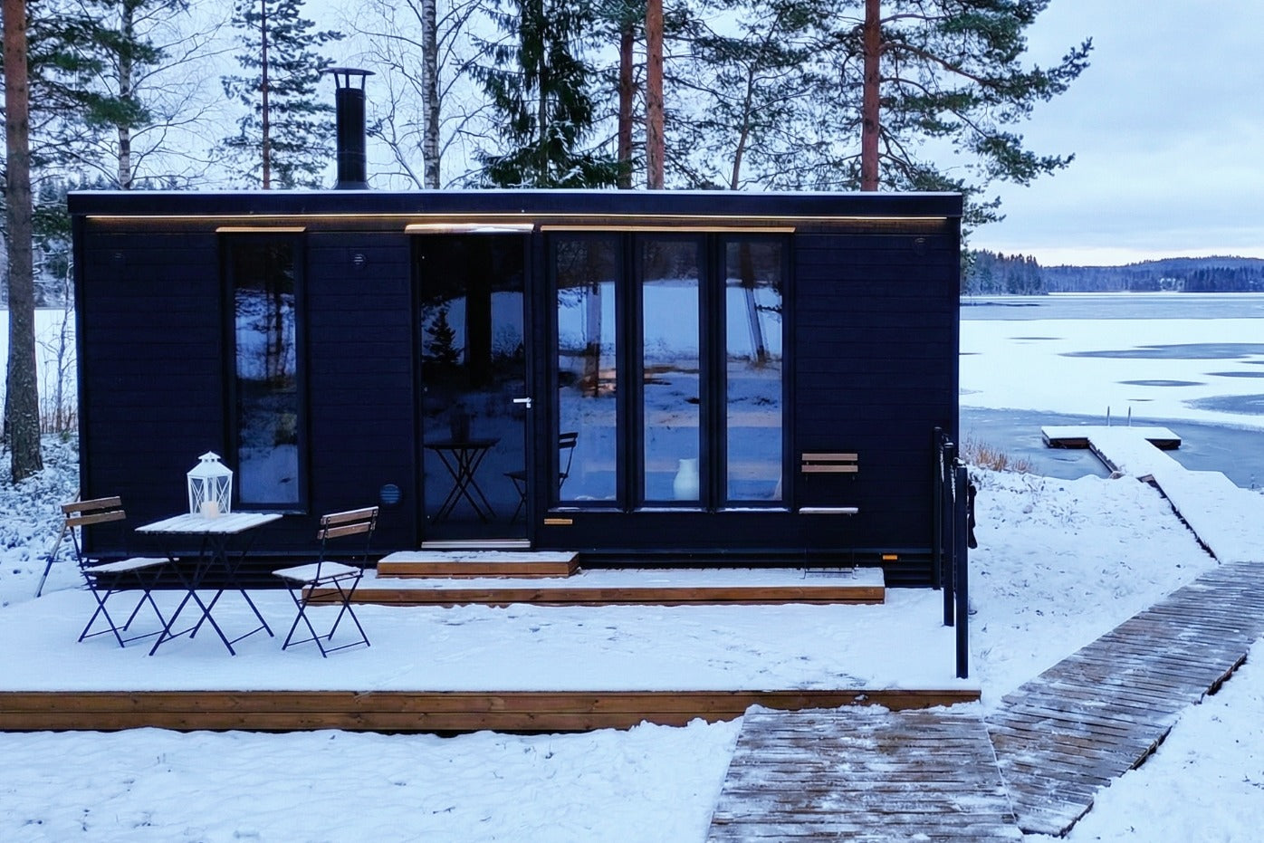 Lapelland Sauna XXL bastuvagn vid isbelagd sjö om vintern