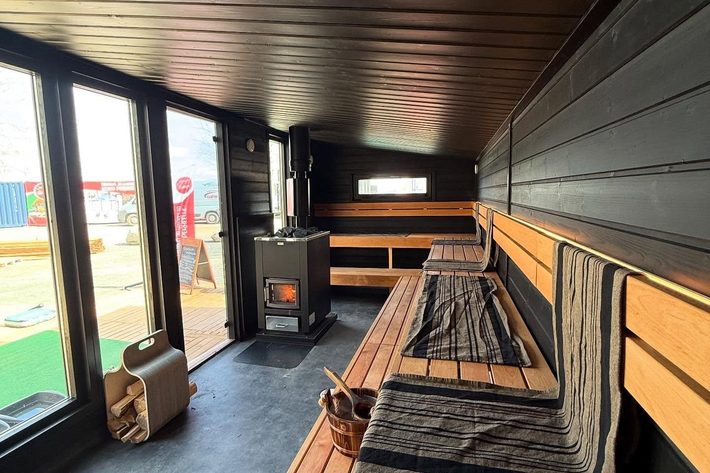 Lavar i al och vedkamin i basturummet i Lapelland Sauna XXL